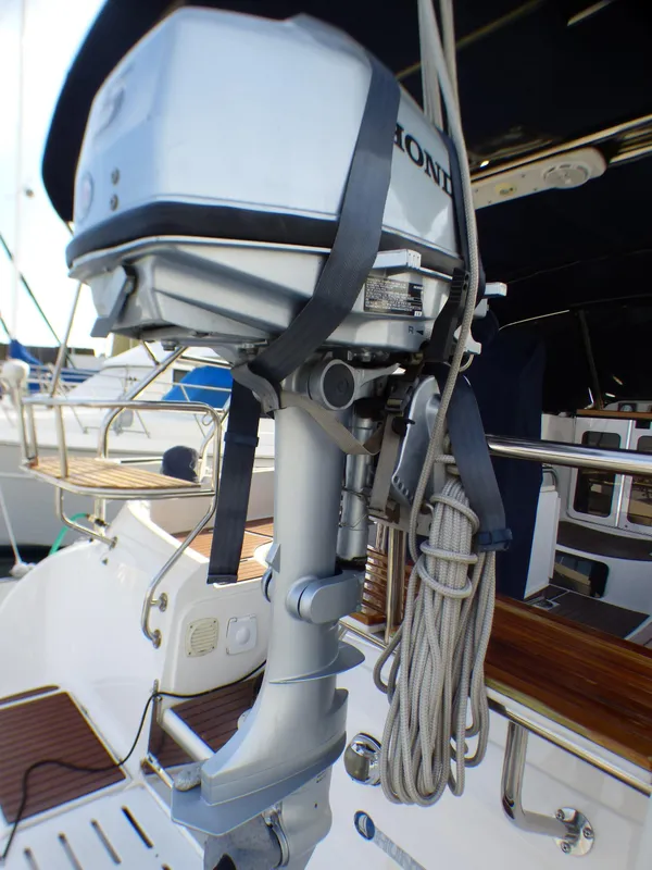 2007 Hunter 44 Deck Salon