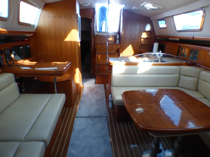 2007 Hunter 44 Deck Salon
