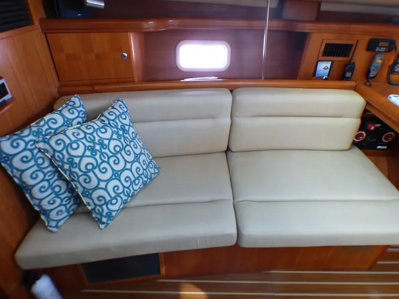 2007 Hunter 44 Deck Salon