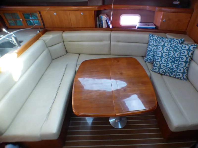 2007 Hunter 44 Deck Salon