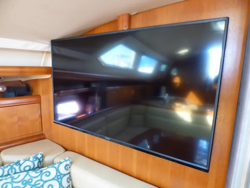 2007 Hunter 44 Deck Salon