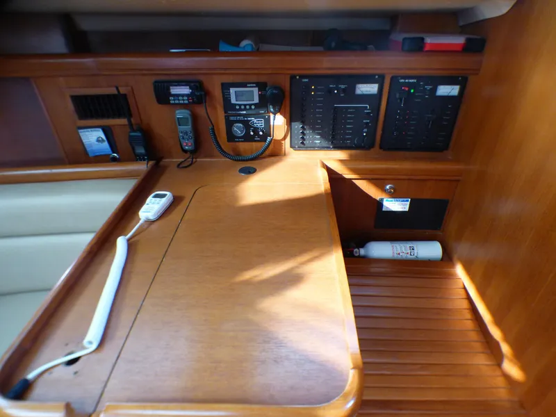 2007 Hunter 44 Deck Salon