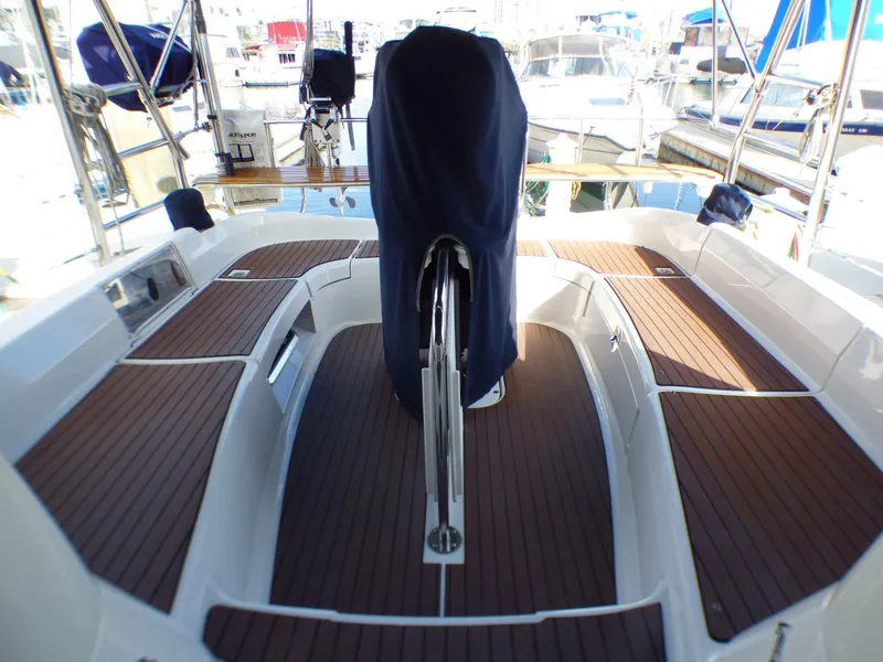 2007 Hunter 44 Deck Salon