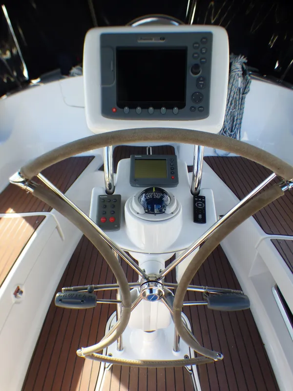 2007 Hunter 44 Deck Salon