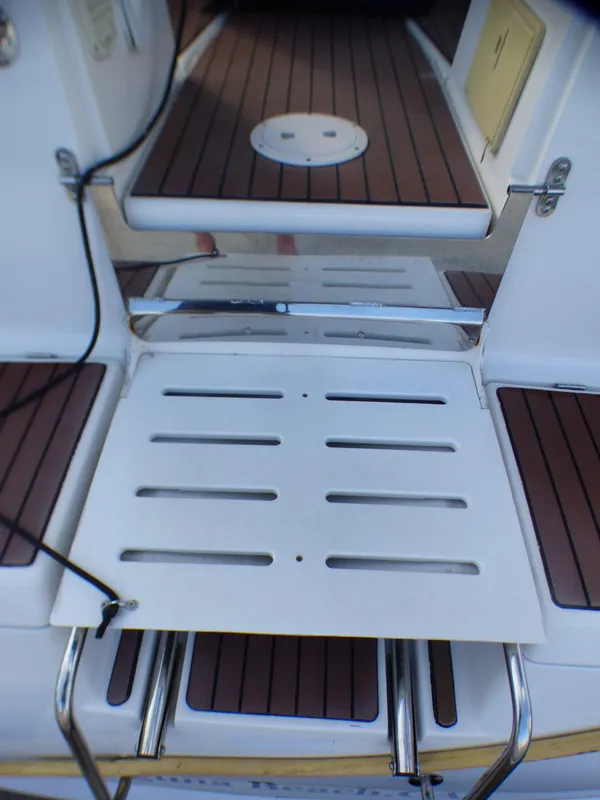 2007 Hunter 44 Deck Salon