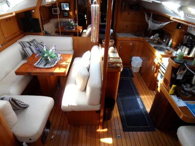 1988 Beneteau Oceanis 3 stateroom