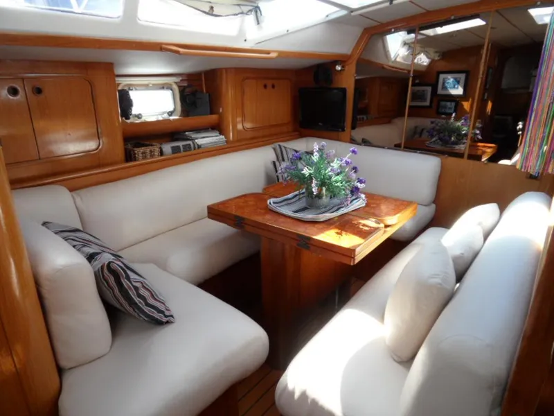 1988 Beneteau Oceanis 3 stateroom