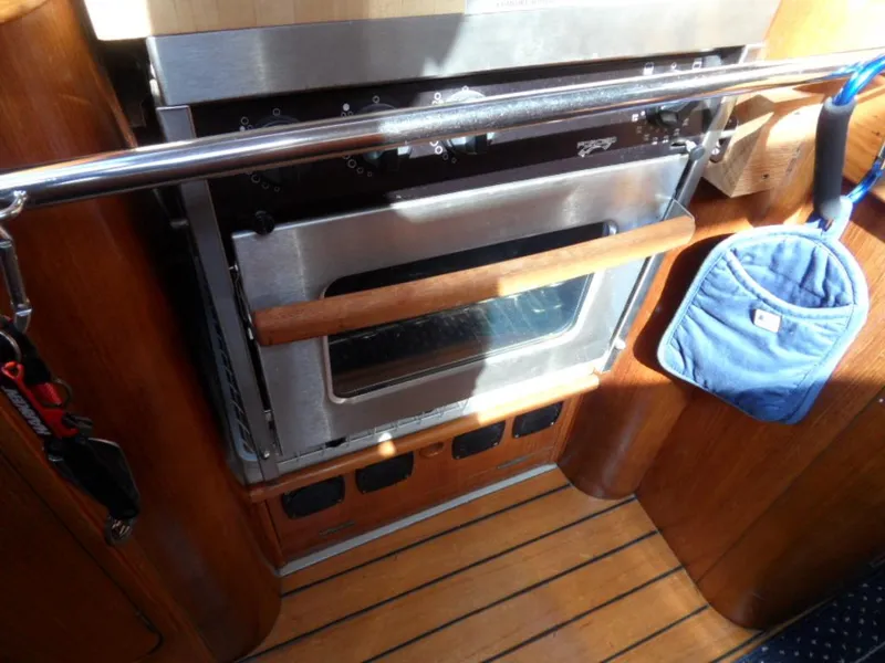 1988 Beneteau Oceanis 3 stateroom