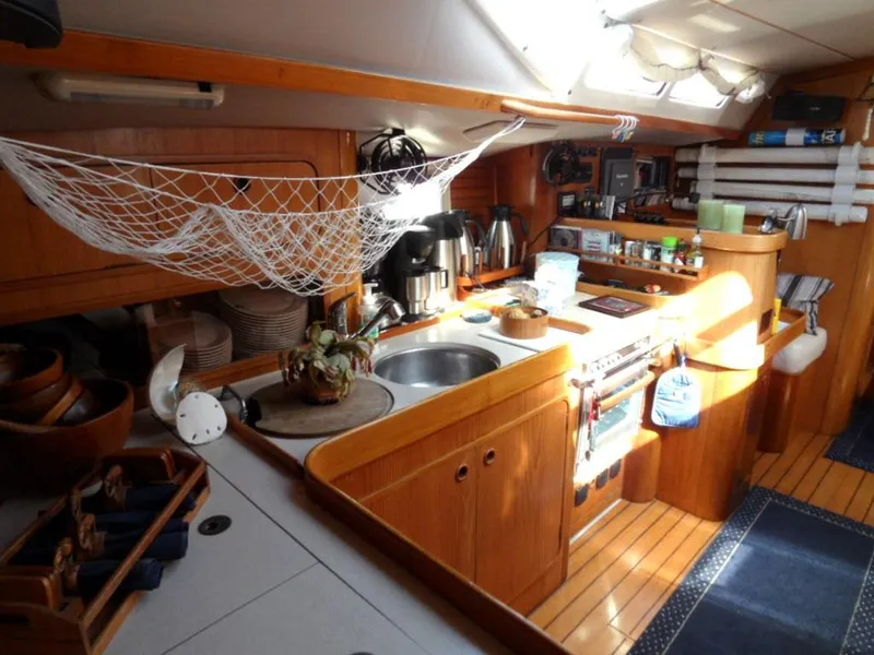 1988 Beneteau Oceanis 3 stateroom