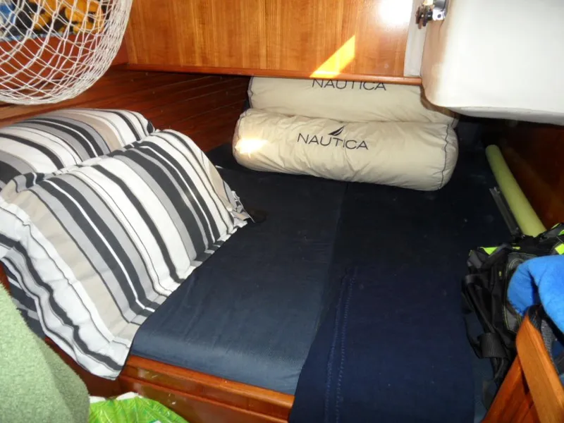 1988 Beneteau Oceanis 3 stateroom
