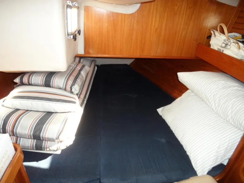 1988 Beneteau Oceanis 3 stateroom