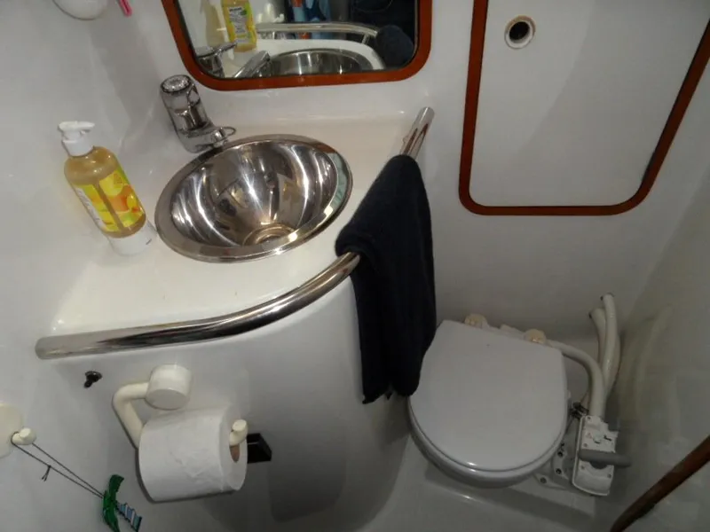 1988 Beneteau Oceanis 3 stateroom