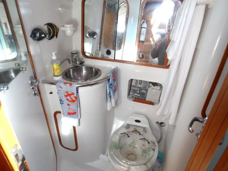 1988 Beneteau Oceanis 3 stateroom