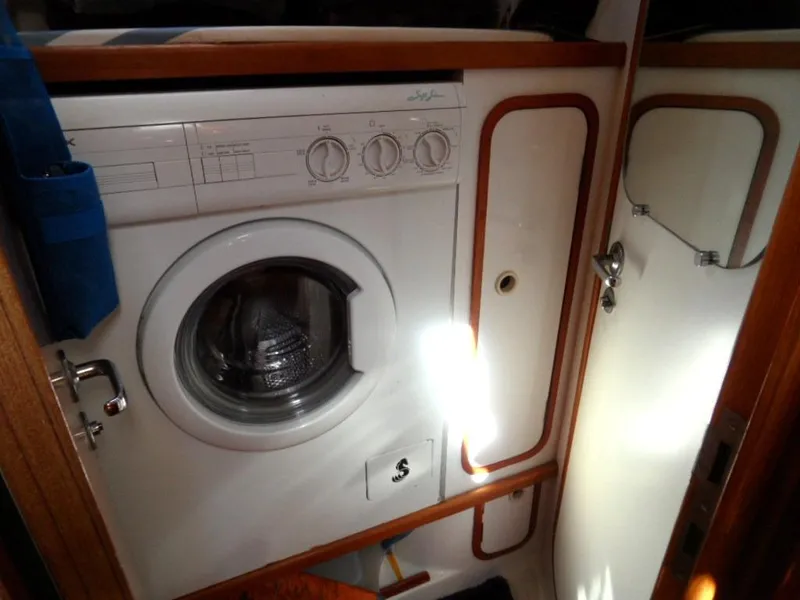 1988 Beneteau Oceanis 3 stateroom