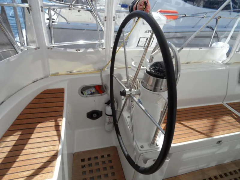 1988 Beneteau Oceanis 3 stateroom