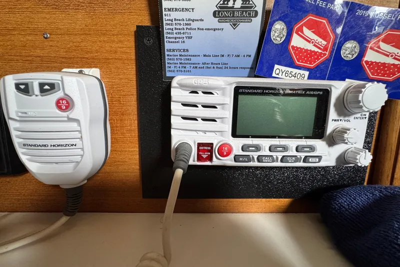 VHF marine radio setup on 1991 Catalina 36MKI sailboat, featuring Standard Horizon equipment.