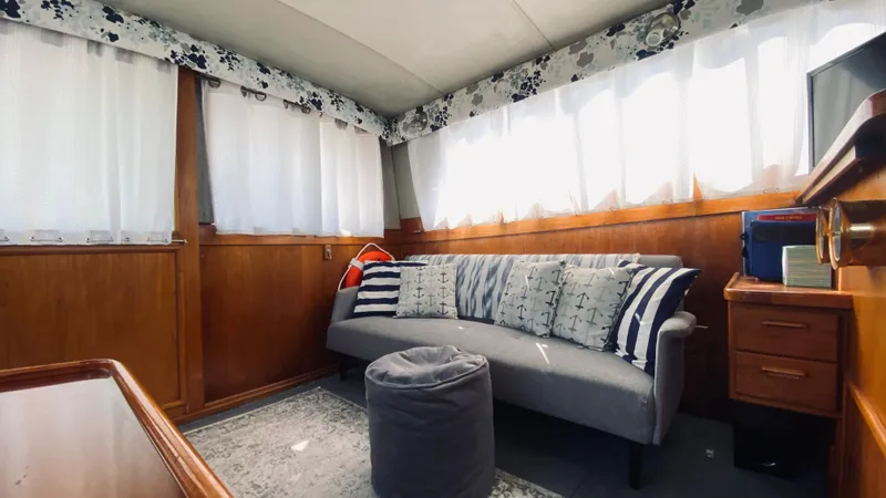 1990 Pacemaker 37 Sportfisherman