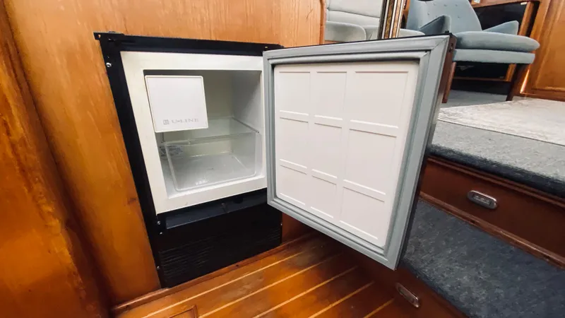 1990 Pacemaker 37 Sportfisherman