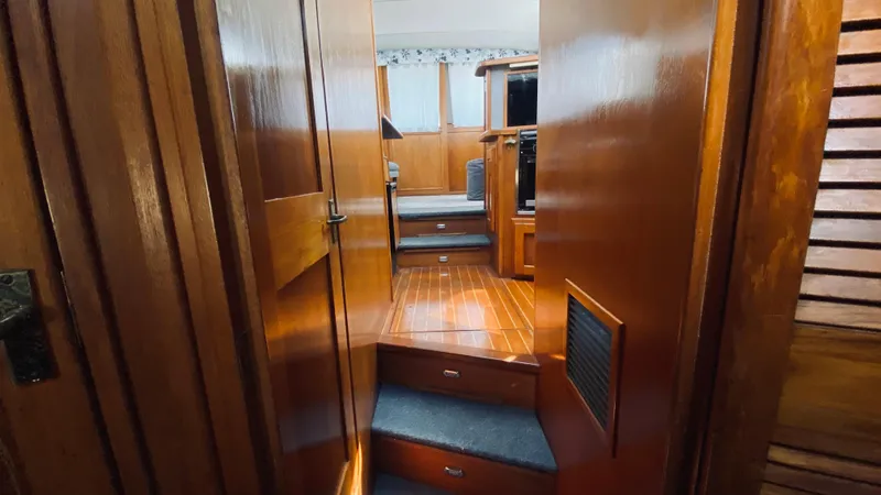 1990 Pacemaker 37 Sportfisherman