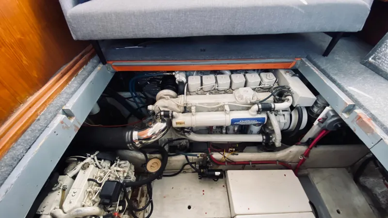1990 Pacemaker 37 Sportfisherman