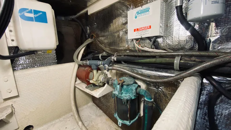 1990 Pacemaker 37 Sportfisherman