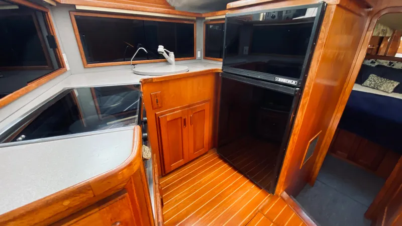 1990 Pacemaker 37 Sportfisherman