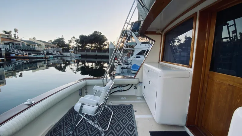 1990 Pacemaker 37 Sportfisherman