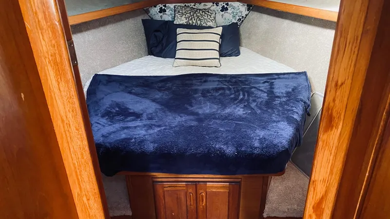 1990 Pacemaker 37 Sportfisherman