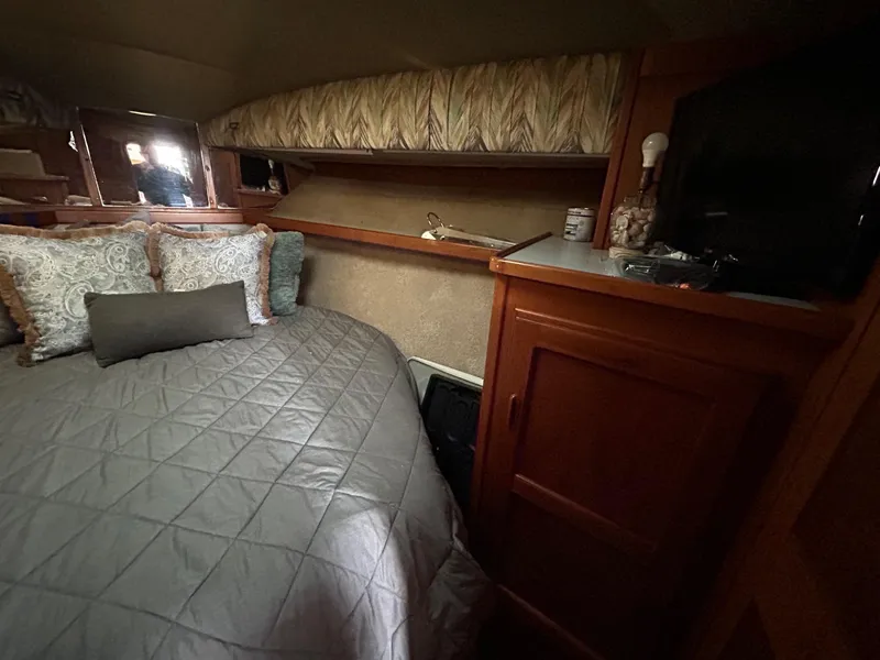 1990 Pacemaker 37 Sportfisherman