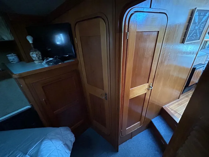 1990 Pacemaker 37 Sportfisherman
