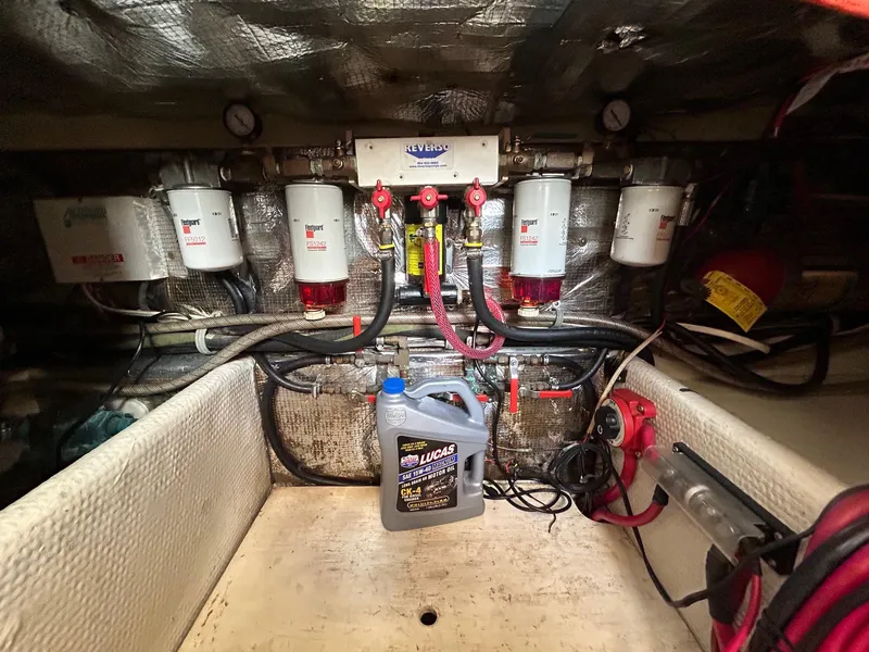 1990 Pacemaker 37 Sportfisherman