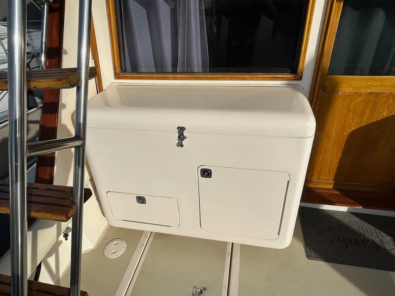 1990 Pacemaker 37 Sportfisherman