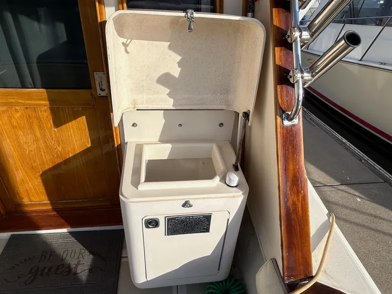 1990 Pacemaker 37 Sportfisherman
