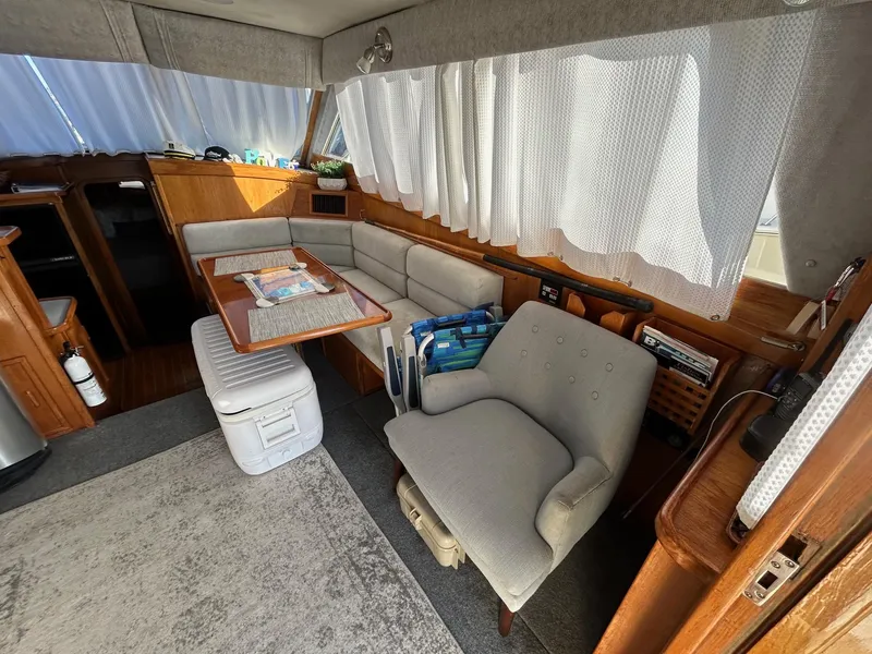 1990 Pacemaker 37 Sportfisherman