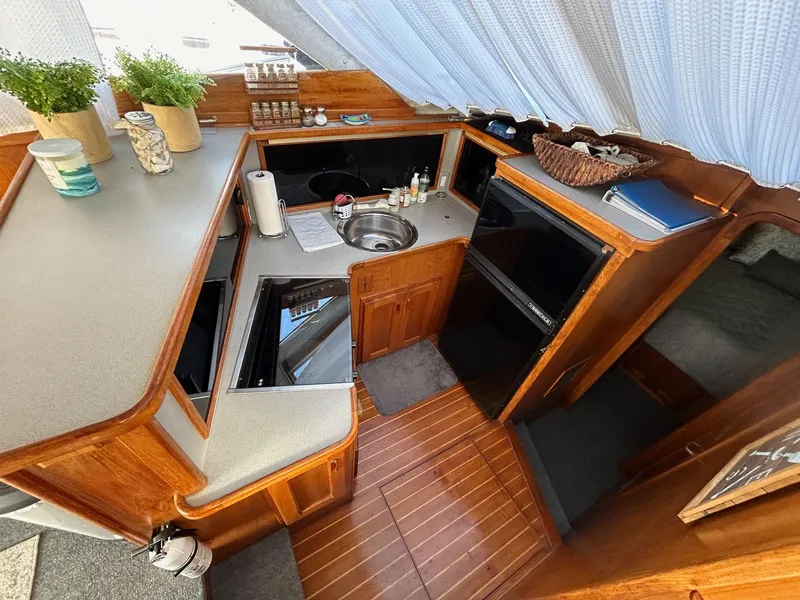 1990 Pacemaker 37 Sportfisherman