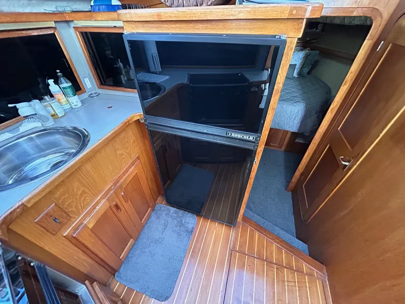 1990 Pacemaker 37 Sportfisherman