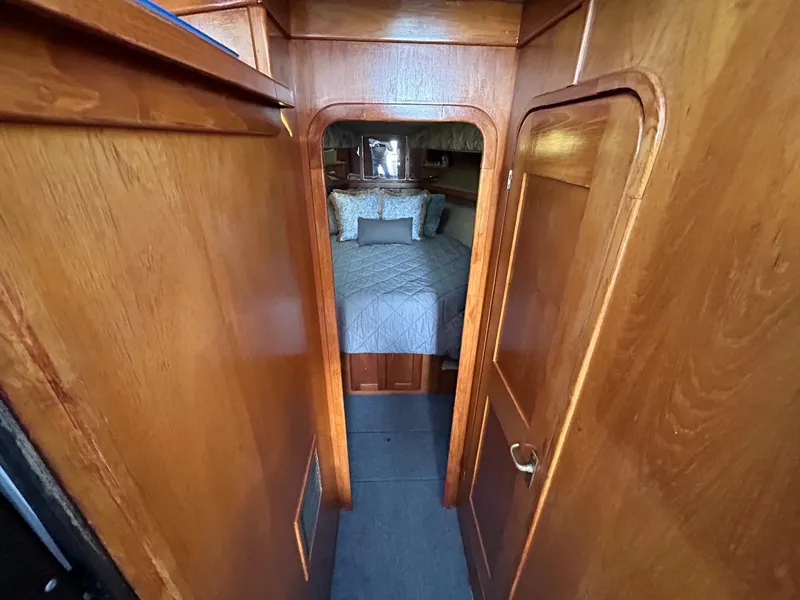 1990 Pacemaker 37 Sportfisherman