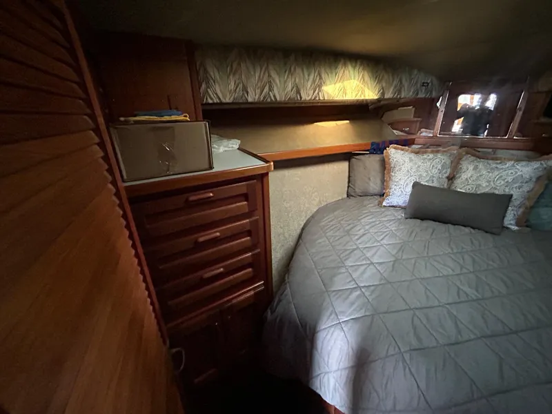 1990 Pacemaker 37 Sportfisherman
