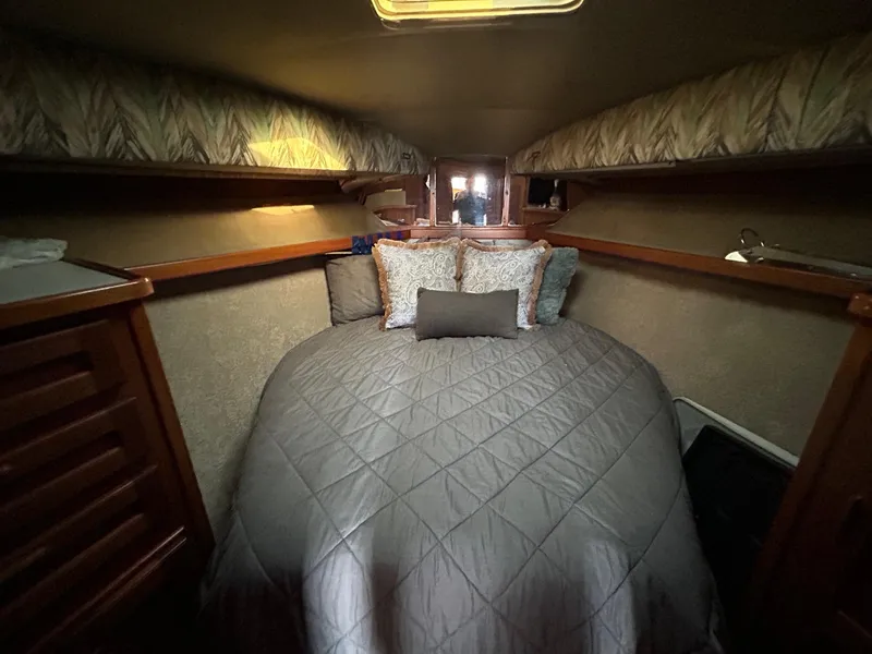 1990 Pacemaker 37 Sportfisherman