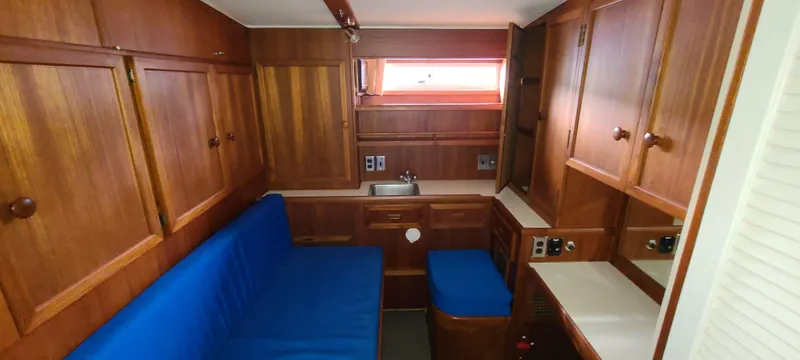 1983 Uniflite 53