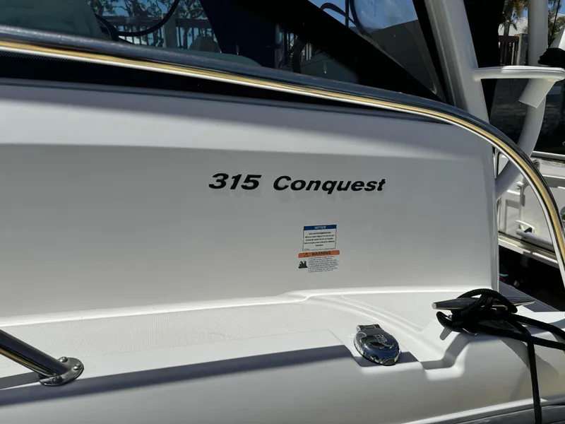 2015 Boston Whaler 315 Conquest
