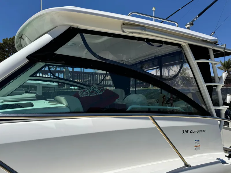 2015 Boston Whaler 315 Conquest