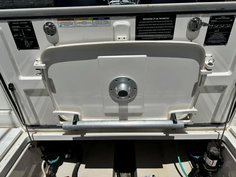 2015 Boston Whaler 315 Conquest