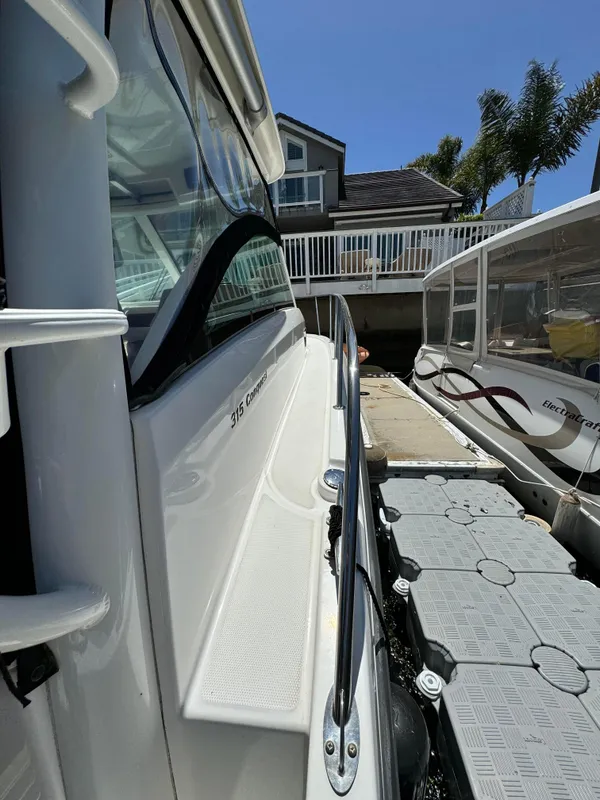 2015 Boston Whaler 315 Conquest