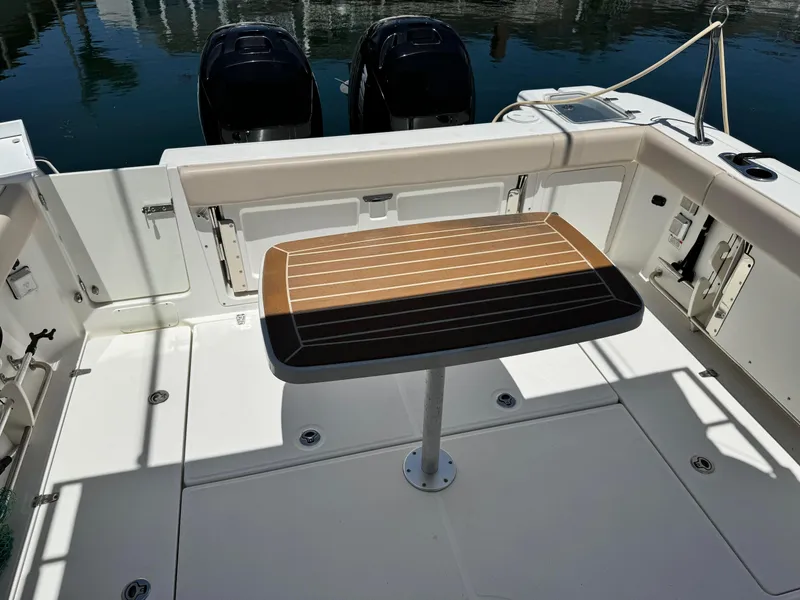 2015 Boston Whaler 315 Conquest