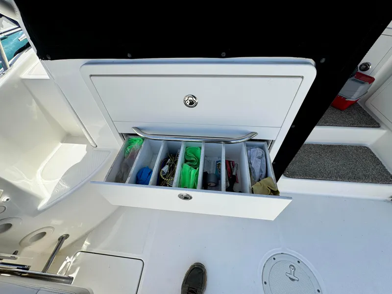 2015 Boston Whaler 315 Conquest