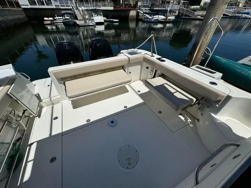 2015 Boston Whaler 315 Conquest