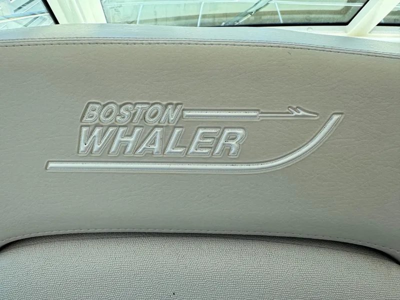 2015 Boston Whaler 315 Conquest