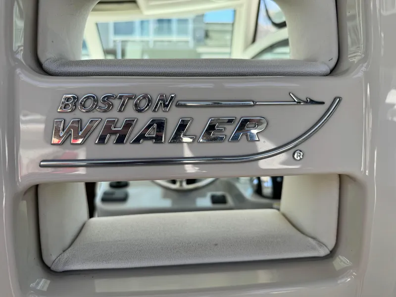 2015 Boston Whaler 315 Conquest
