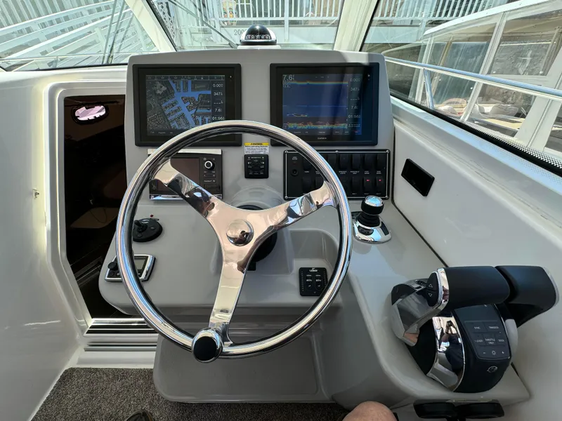 2015 Boston Whaler 315 Conquest